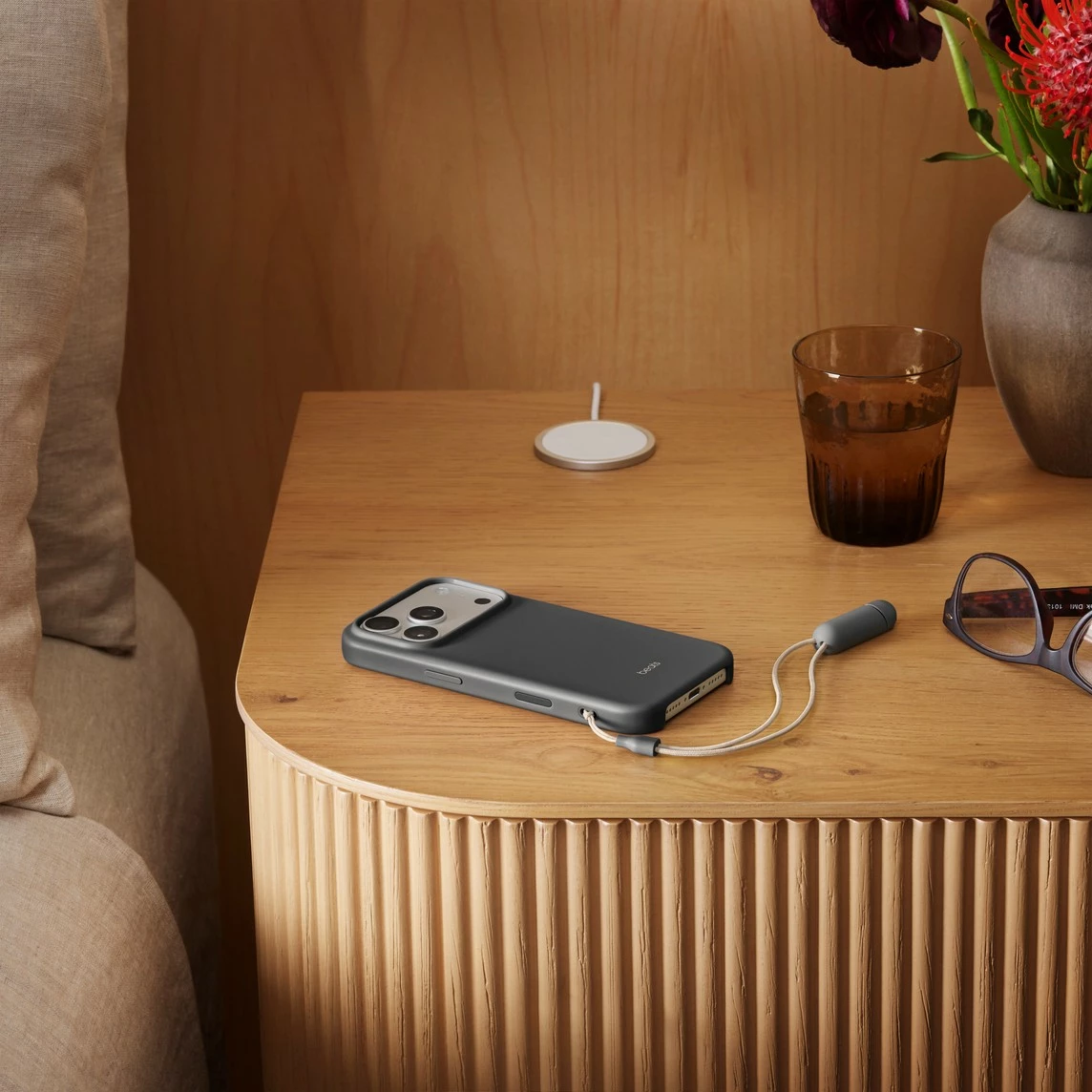 Ovitek za telefon z nogico Beats za iPhone 17 Pro z MagSafe in upravljanjem kamere, granitno-siv