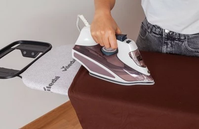 Daska za likanje Vileda Diamond S, 114 x 33 cm, s stojalom za likalnik, črno/roza/vijolično/belo