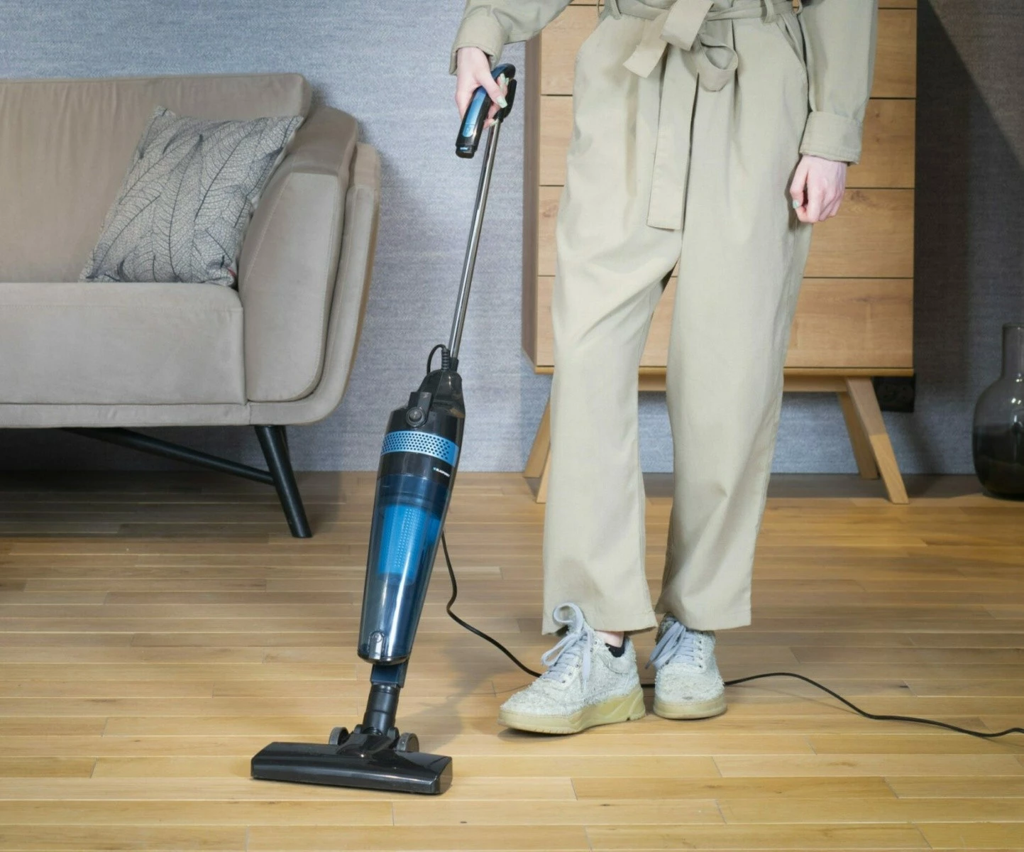 Vertikalni sesalnik Blaupunkt VCH201, 800 W, 1,5 L, HEPA, črn/moder