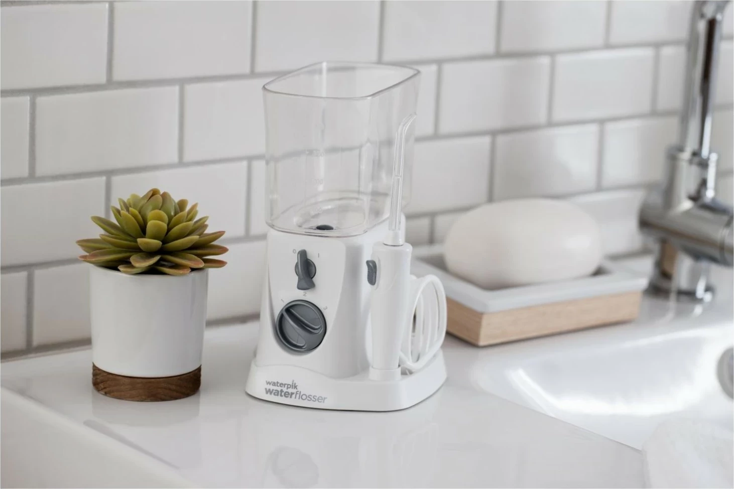 Irigator za zobe Waterpik WF-310, 3 stopnje intenzivnosti, 2 šobici, USB Type-C, bel