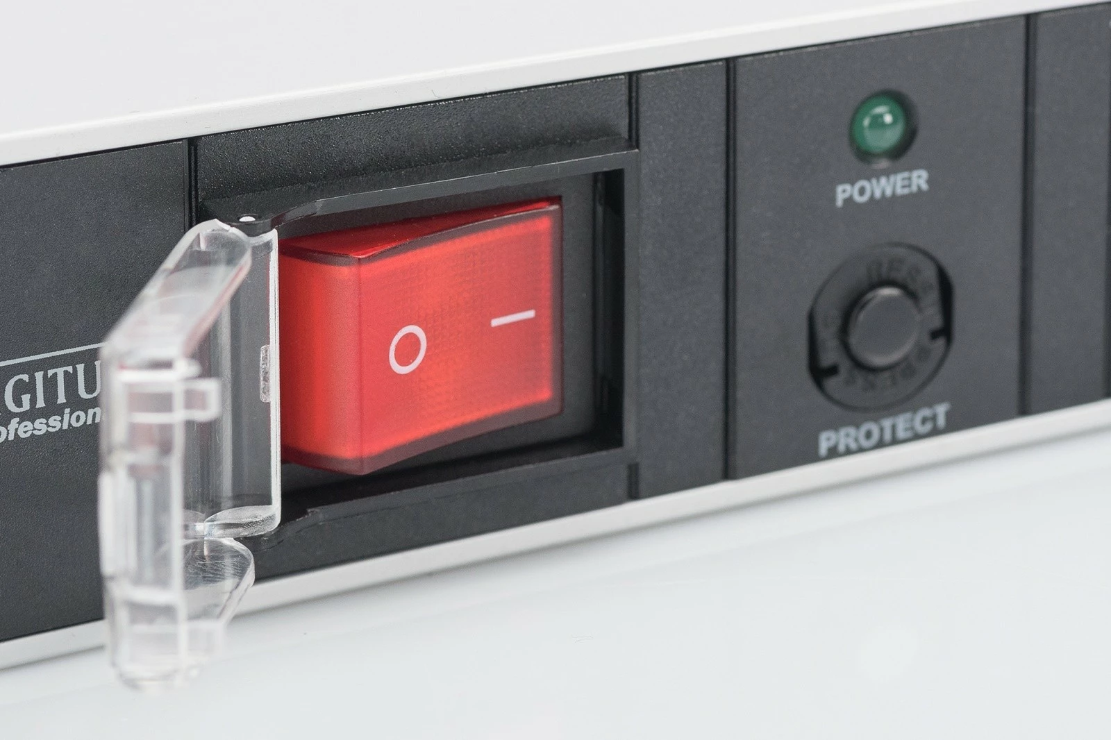 Rack vtičnica, 7x Schuko, 1U, 2 m, zaščita pred preobremenitvijo, črno/srebrna — Digitus DN-95403