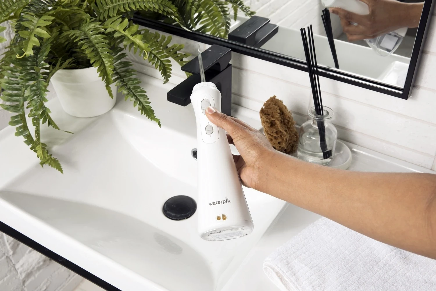 Pokrivalo za zobe z vodo Waterpik WP-490, belo