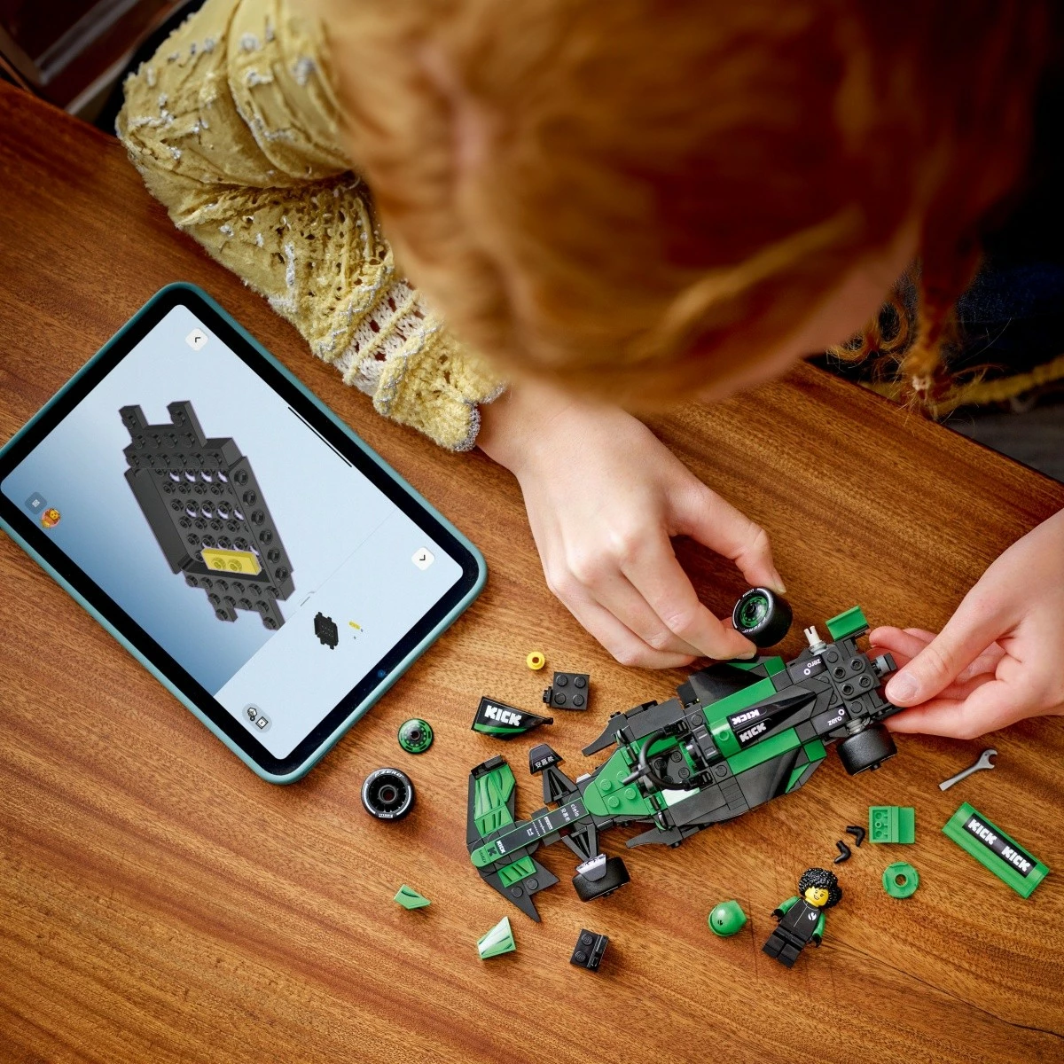 Set LEGO Speed Champions KICK Sauber F1 Team C44, 259 kosov, zelen