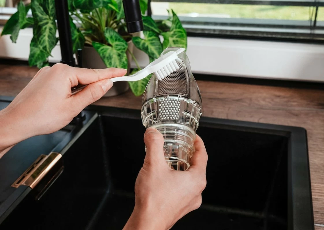 Počasen sokovnik za sadje in zelenjavo Concept Nutriboost LO7250, 200 W, 0,6 L, inox vijak, odprtina 76 mm, 65 dB, črno/krom