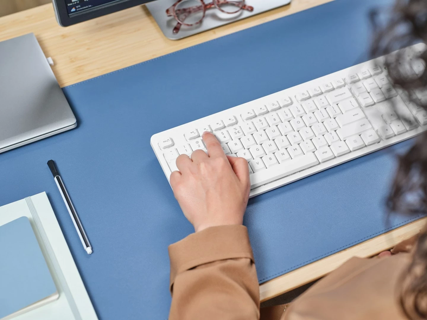 Brezžični komplet tipkovnice in miške Ody II Trust, QWERTY US, bel