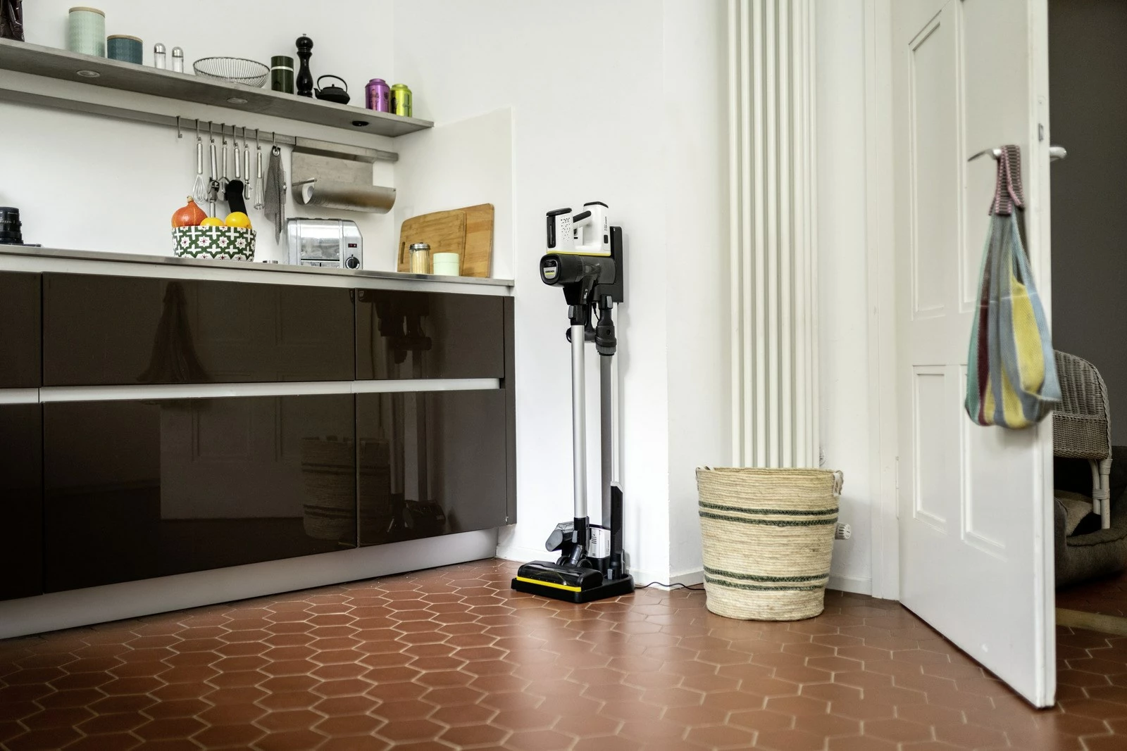 Stojalo za polnjenje ročnega sesalnika KARCHER 2.863-089.0, inox