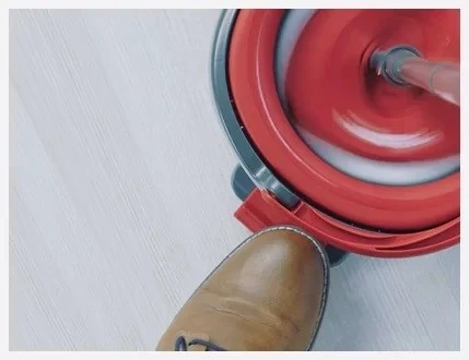 Set za čiščenje 3-v-1 z mikrofibro, kovčkom in mopom Vileda Turbo, črno/rdeče/belo