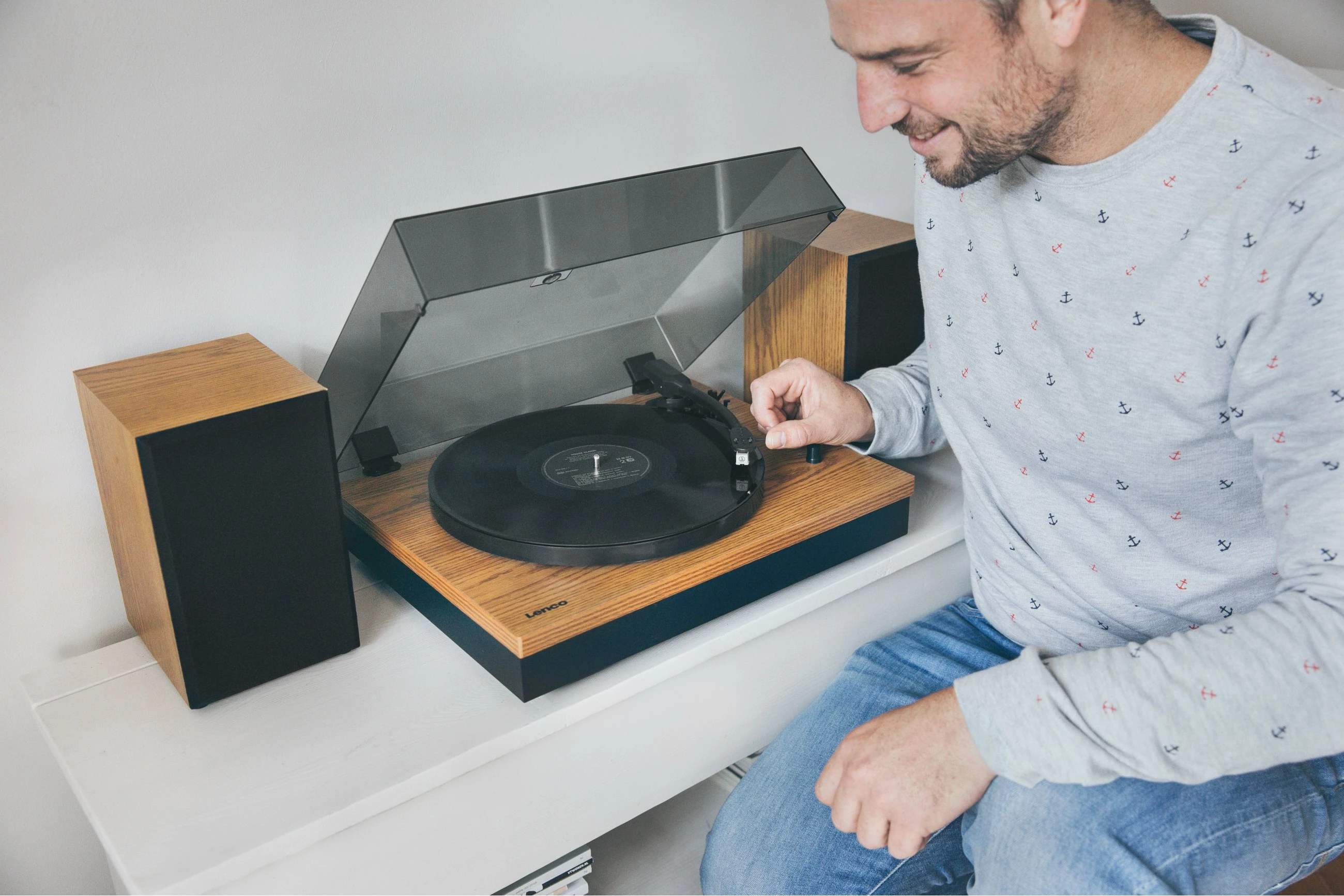 Gramofon Lenco LS-300, Bluetooth, 2 zvočnika, les/črn Gramofon Lenco LS-300, Bluetooth, 2 zvočnika, les/črn