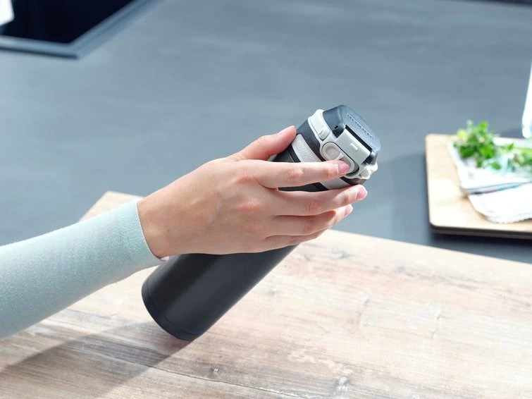 Potovalni termo kozarec Leifheit 3271, 600 ml, črn