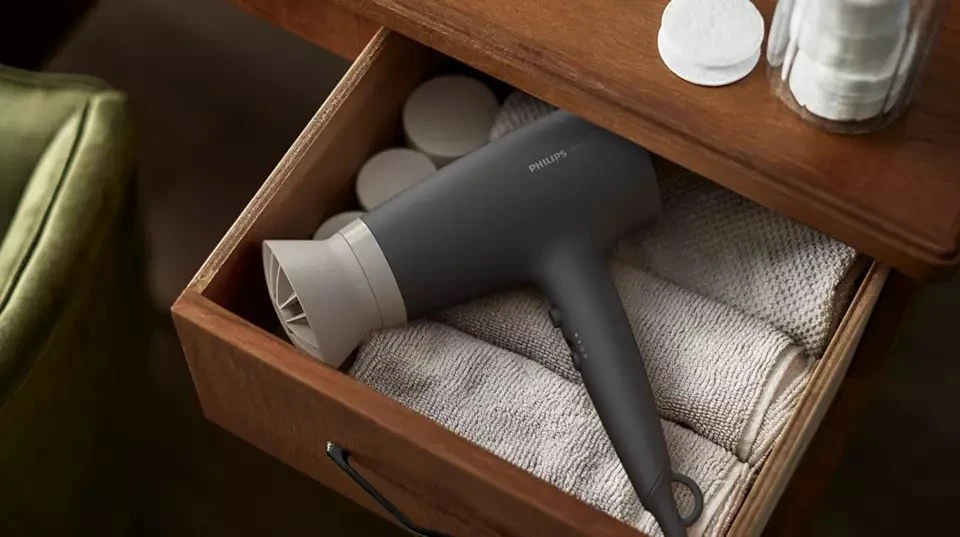 Sušilnik za lase Philips BHD351/10, 2100 W, črn