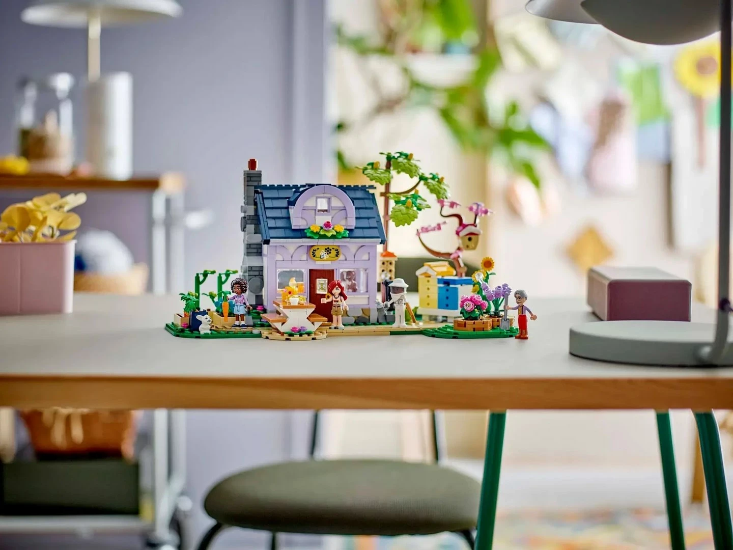 Hiša čebelarjev in vrt z rožami LEGO Friends 42669