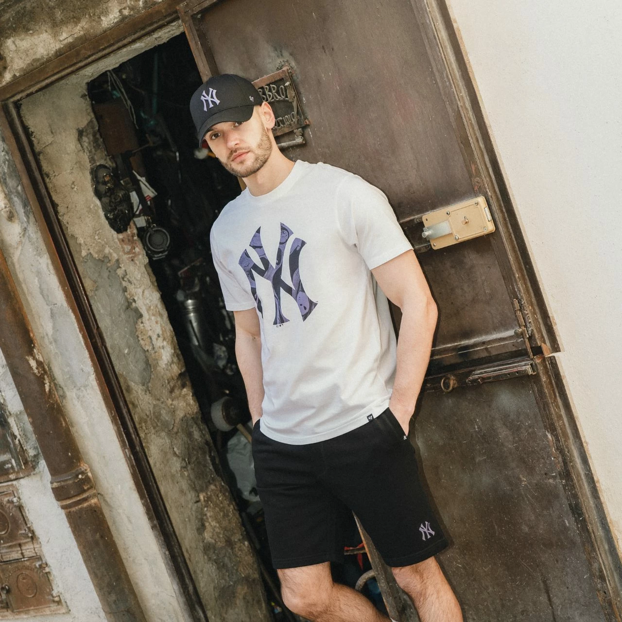 Snapback kapica New York Yankees 47 Brand, črna