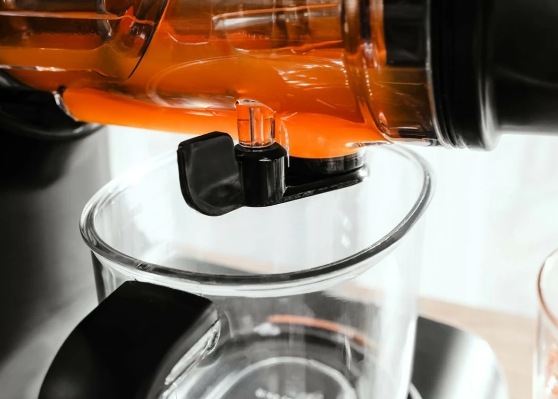 Počasen sokovnik za sadje in zelenjavo Concept Nutriboost LO7250, 200 W, 0,6 L, inox vijak, odprtina 76 mm, 65 dB, črno/krom