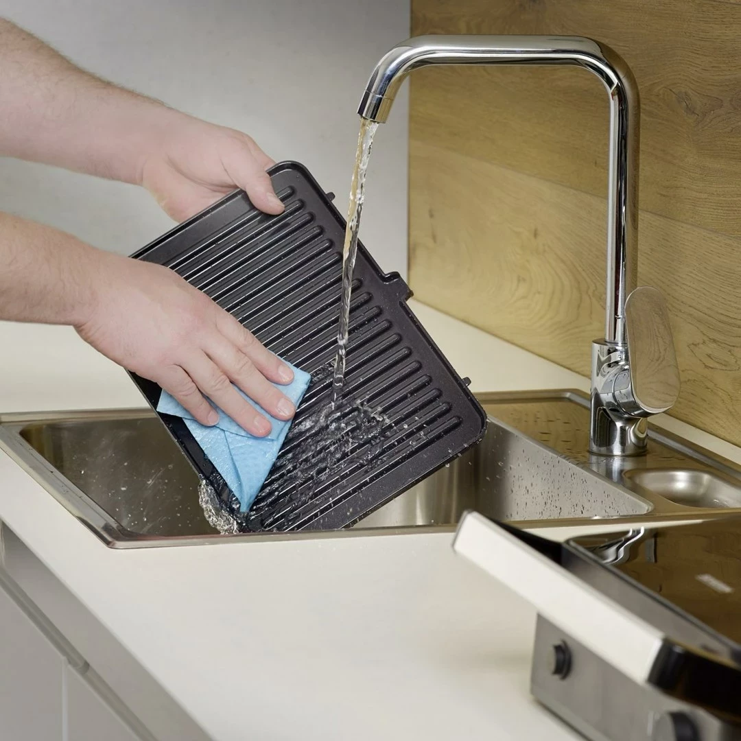 Električni žar Severin KG 2398, keramične plošče, 1800 W, črn Električni žar Severin KG 2398, keramične plošče, 1800 W, črn