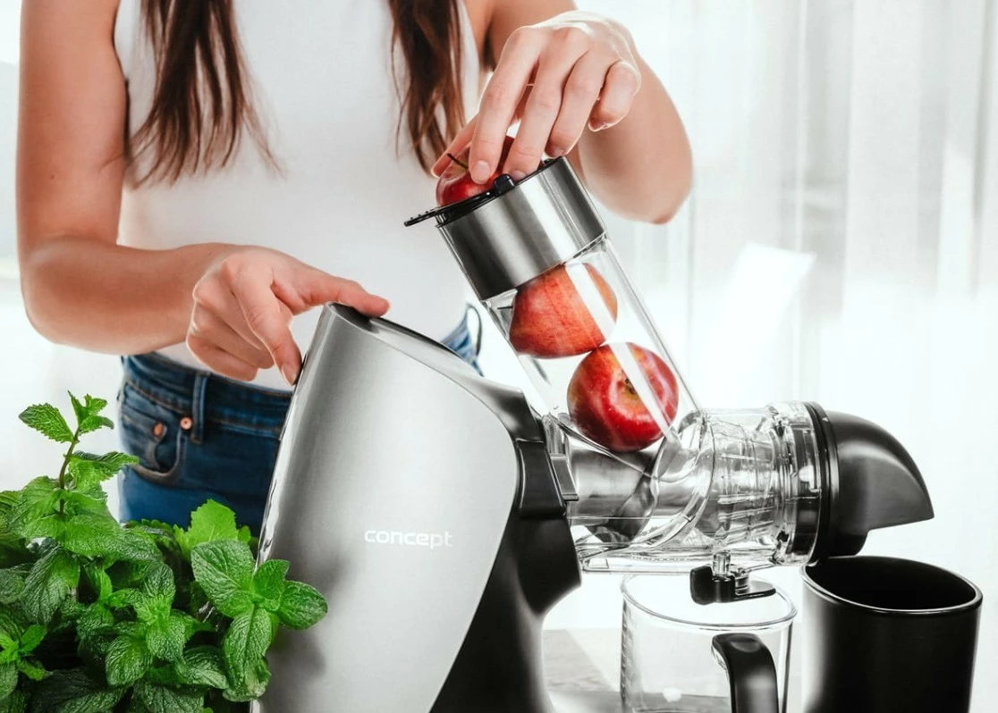 Počasen sokovnik za sadje in zelenjavo Concept Nutriboost LO7250, 200 W, 0,6 L, inox vijak, odprtina 76 mm, 65 dB, črno/krom