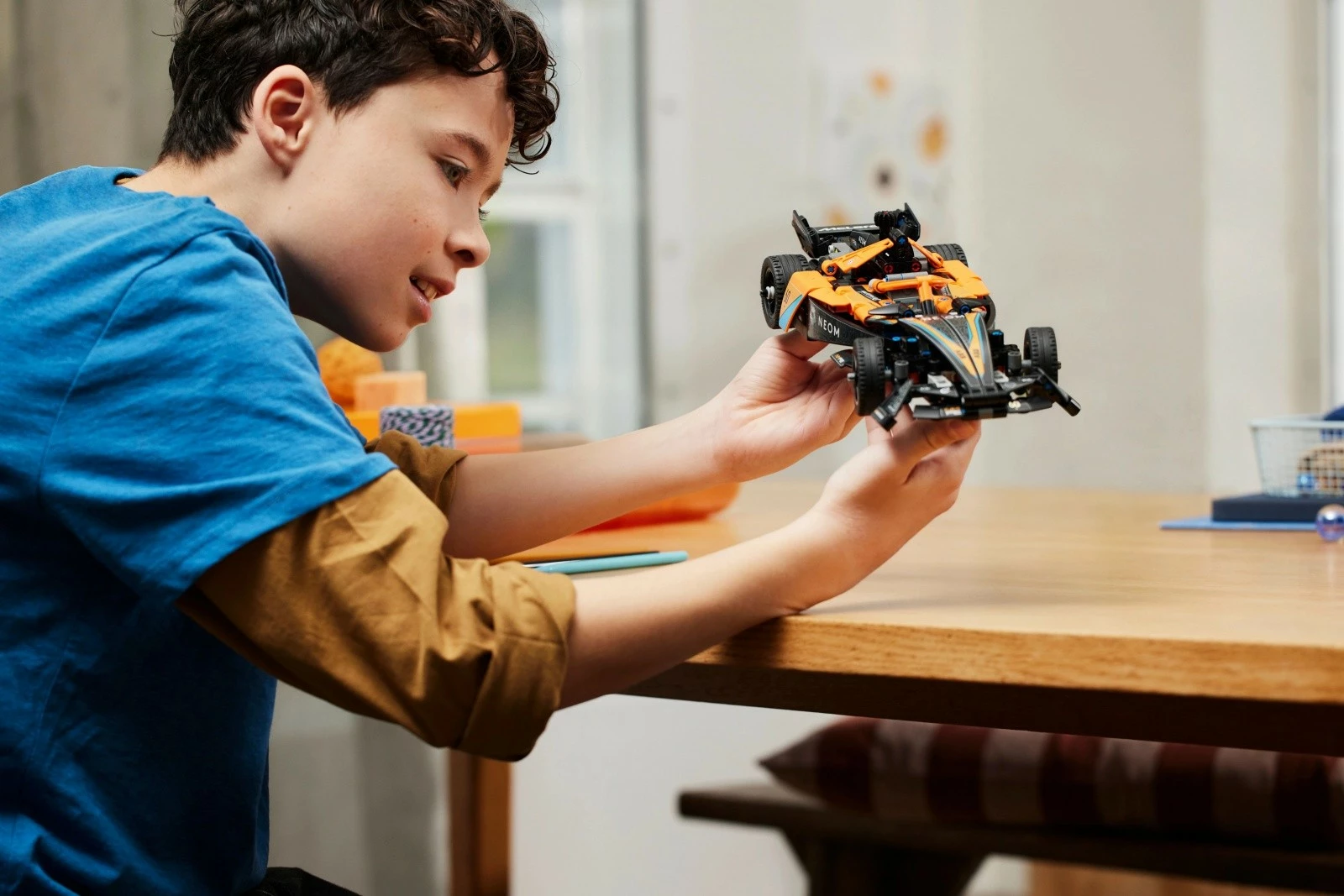 Dirkalnik NEOM McLaren Formula E, LEGO Technic 42169, 452 kosov, pull-back, za otroke 9+, oranžno/črn