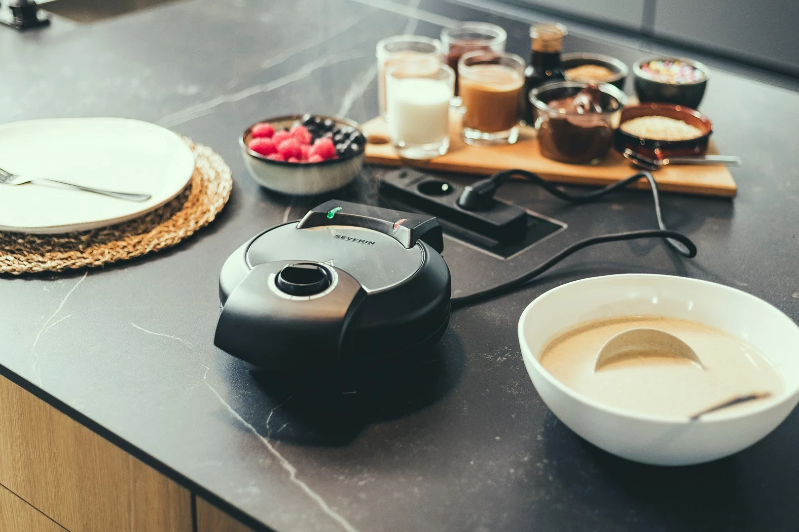 Aparat za vaflje Severin WA 2103, 4 vaflji, 1200 W, inox, črno/srebrn Aparat za vaflje Severin WA 2103, 4 vaflji, 1200 W, inox, črno/srebrn