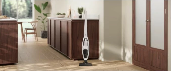 Vertikalni sesalnik brez kabla Electrolux Clean 300 ES31CB18SH, bel