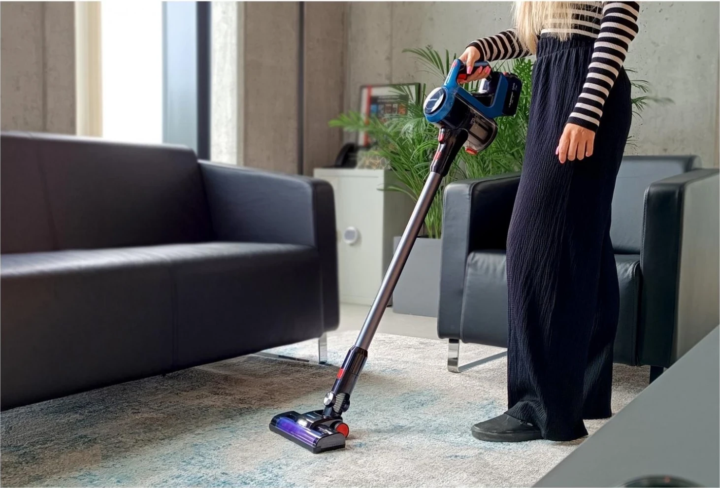 Vertikalni brezžični sesalnik brez vrečke Blaupunkt VC6010, črno-modra