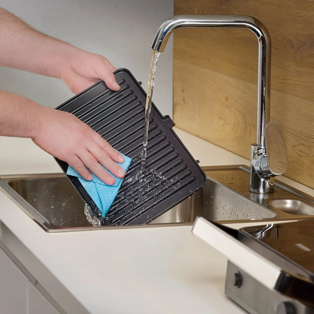 Električni žar Severin KG 2398, keramične plošče, 1800 W, črn Električni žar Severin KG 2398, keramične plošče, 1800 W, črn