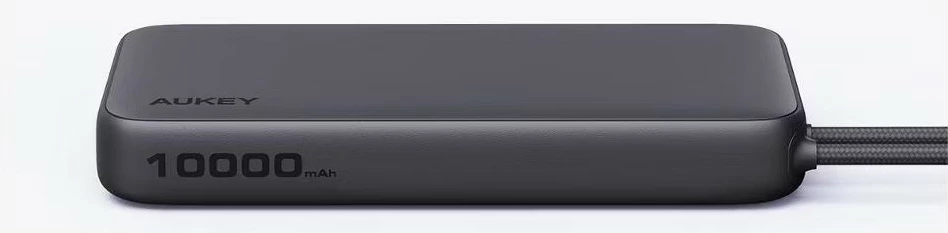 Power bank 10000 mAh, 22.5W, 4×USB, z vgrajenim kablom USB-C, AUKEY Spark Sling PB-Y53P, črn Power bank 10000 mAh, 22.5W, 4×USB, z vgrajenim kablom USB-C, AUKEY Spark Sling PB-Y53P, črn