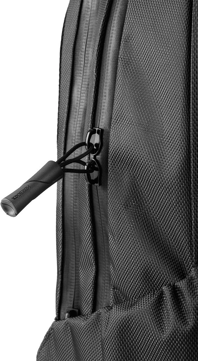 Nahrbtnik XD DESIGN BOBBY EXPLORE, 17\", črn
