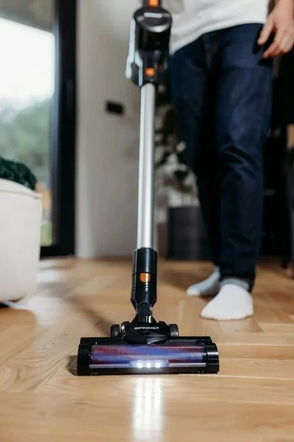 Vertikalni sesalnik brez kabla PRIME3 SVC61, 22.2 V, oranžen