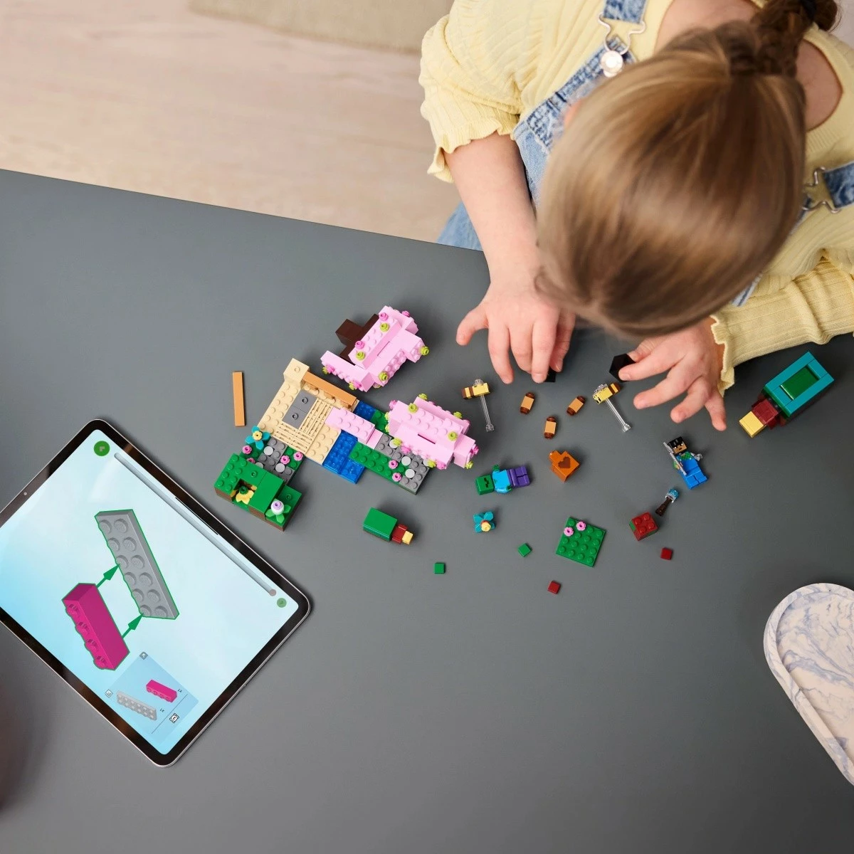 Kreativni set Cherry Blossom Garden LEGO Minecraft 21260, 304 kosi, plastika, za otroke 8+