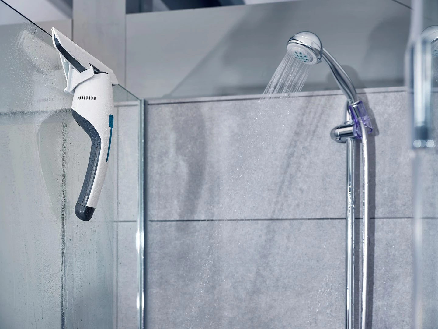 Električni čistilec oken LEIFHEIT 51035, 45 min, črn/moder/bel Električni čistilec oken LEIFHEIT 51035, 45 min, črn/moder/bel