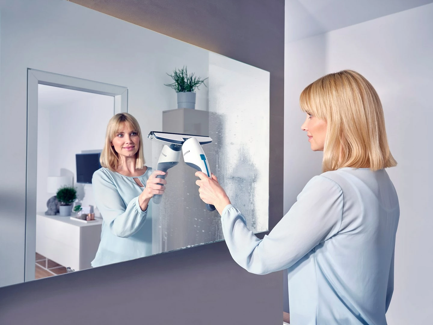 Električni čistilec oken LEIFHEIT 51035, 45 min, črn/moder/bel Električni čistilec oken LEIFHEIT 51035, 45 min, črn/moder/bel