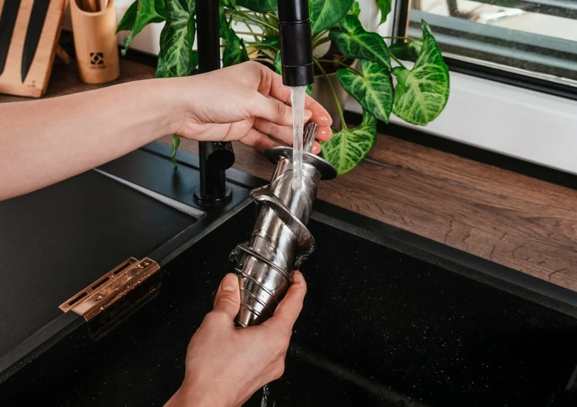 Počasen sokovnik za sadje in zelenjavo Concept Nutriboost LO7250, 200 W, 0,6 L, inox vijak, odprtina 76 mm, 65 dB, črno/krom