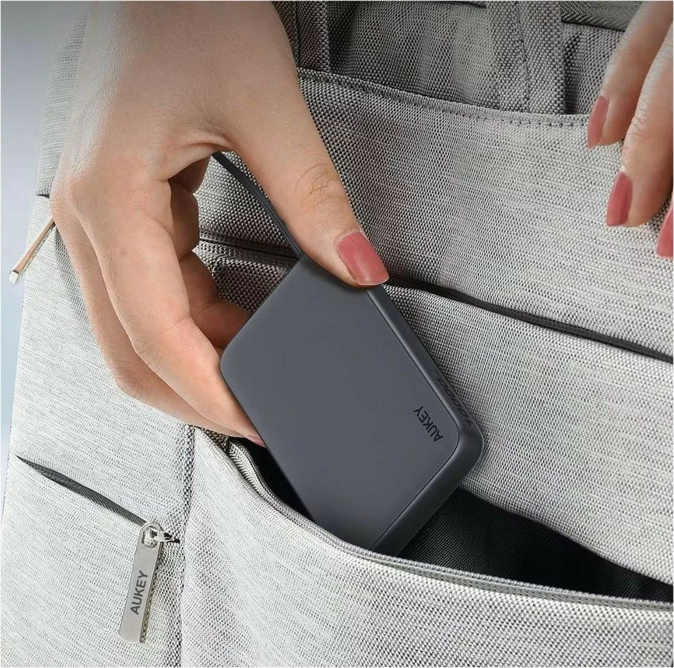 Power bank 10000 mAh, 22.5W, 4×USB, z vgrajenim kablom USB-C, AUKEY Spark Sling PB-Y53P, črn Power bank 10000 mAh, 22.5W, 4×USB, z vgrajenim kablom USB-C, AUKEY Spark Sling PB-Y53P, črn