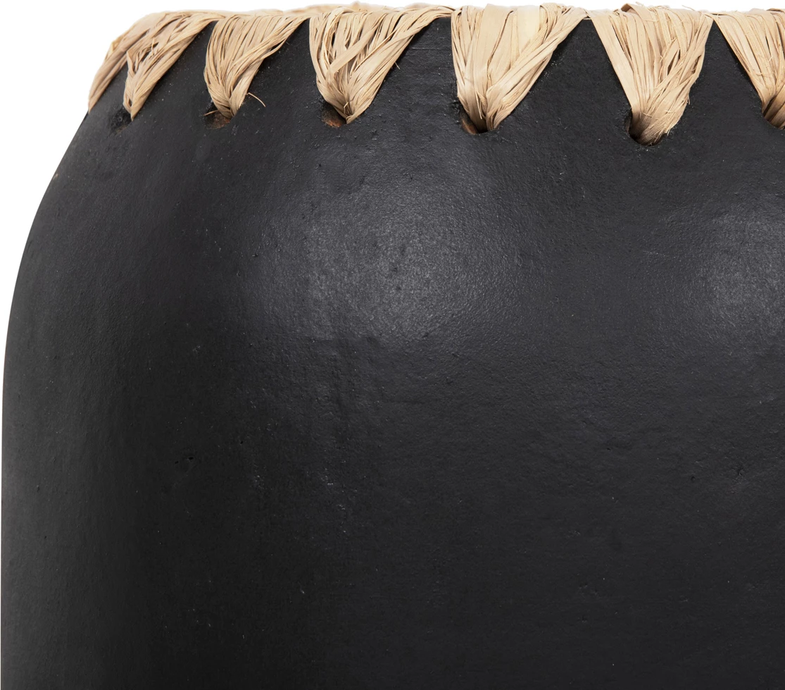 Dekorativna vaza FH4376 iz terakote v beli barvi s slamnato pletenino na robu Φ21Χ32Hcm