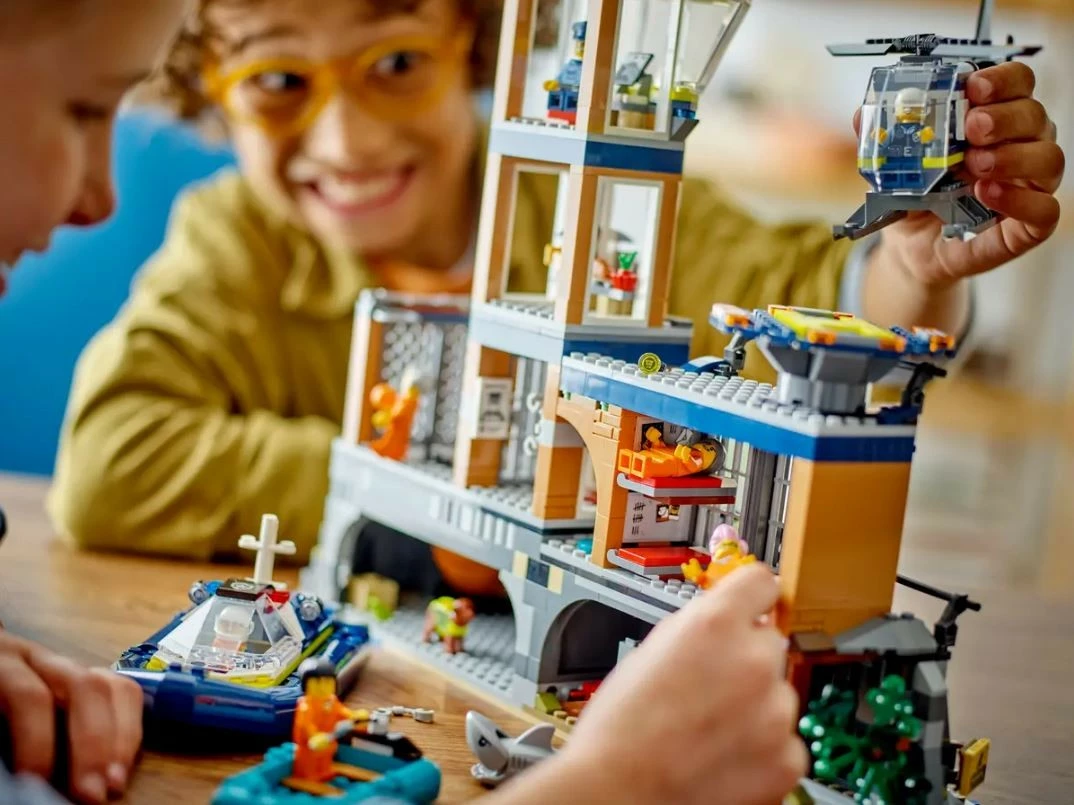 Gradbeni set LEGO City Prison Island 60419, 980 kosov, plastika