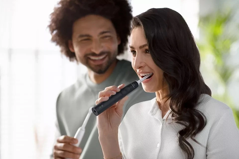 Električna zobna ščetka Philips Sonicare HX3675/15, črno/roza Električna zobna ščetka Philips Sonicare HX3675/15, črno/roza