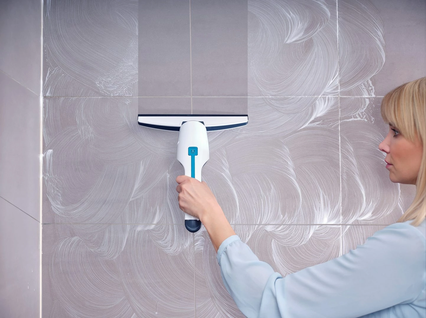 Električni čistilec oken LEIFHEIT 51035, 45 min, črn/moder/bel Električni čistilec oken LEIFHEIT 51035, 45 min, črn/moder/bel