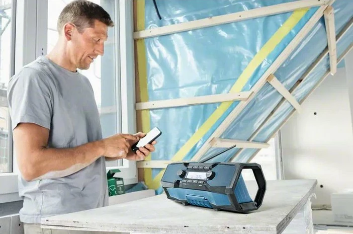 Prenosni radio z Bluetooth in FM, 18 V, črn/modro/srebrn Bosch GPB 18V-2 C Professional Prenosni radio z Bluetooth in FM, 18 V, črn/modro/srebrn Bosch GPB 18V-2 C Professional