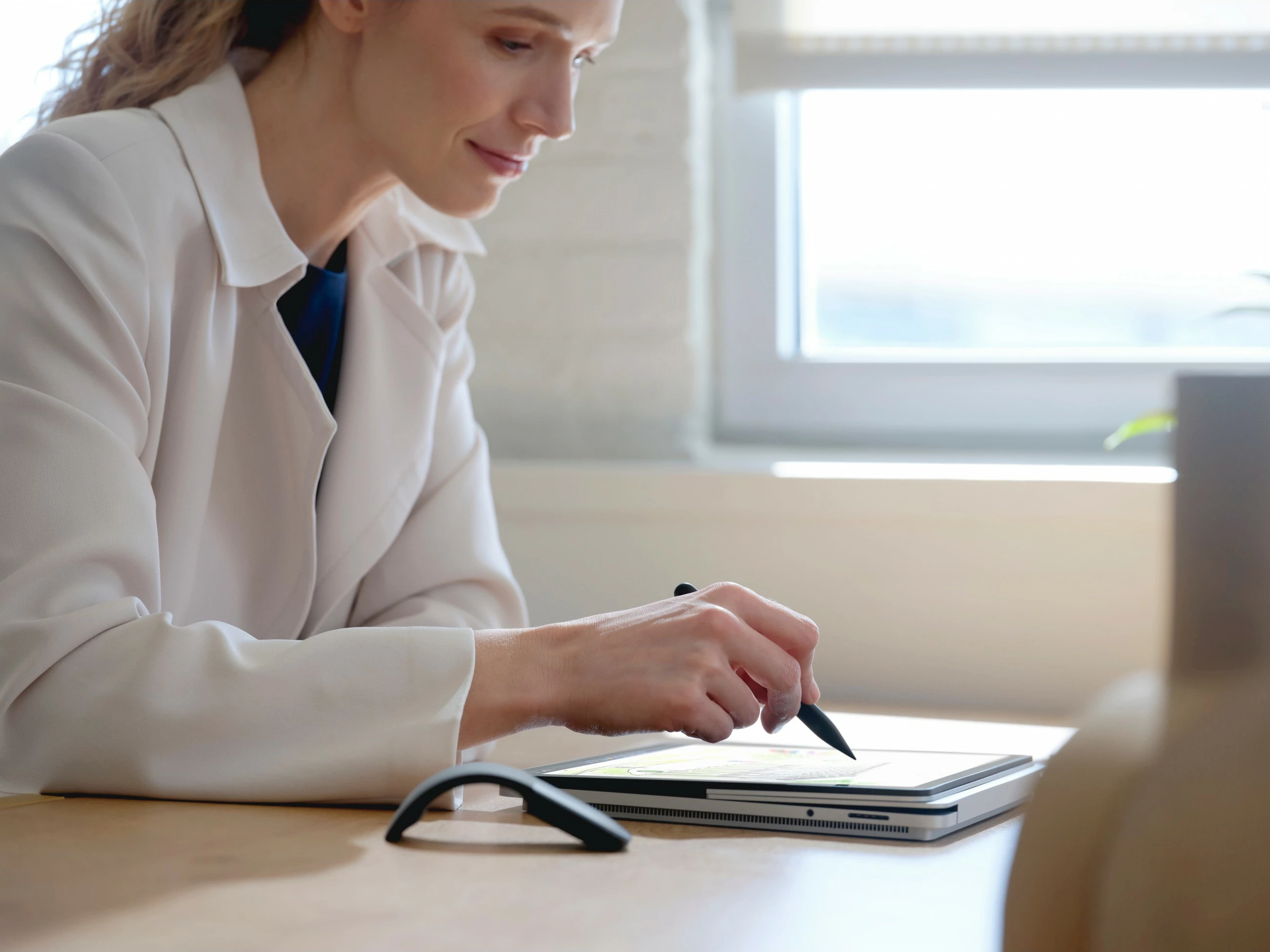 Svinčnik za pisanje in risanje Microsoft Surface Slim 2, Microsoft, črn