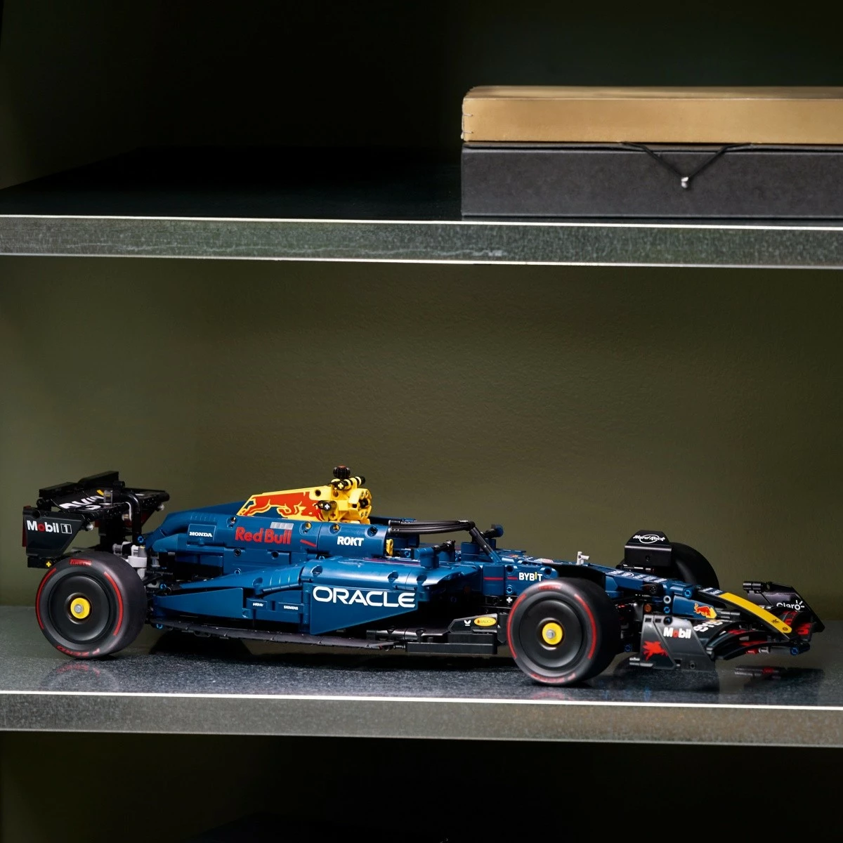 Model F1 Oracle Red Bull Racing RB20, 1639 kosov, moder