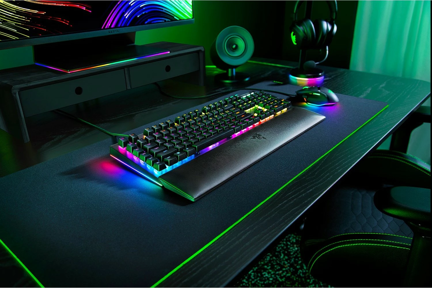 Mehanska tipkovnica Razer BlackWidow V4, Green Switch, RGB, polna velikost, QWERTY, črna
