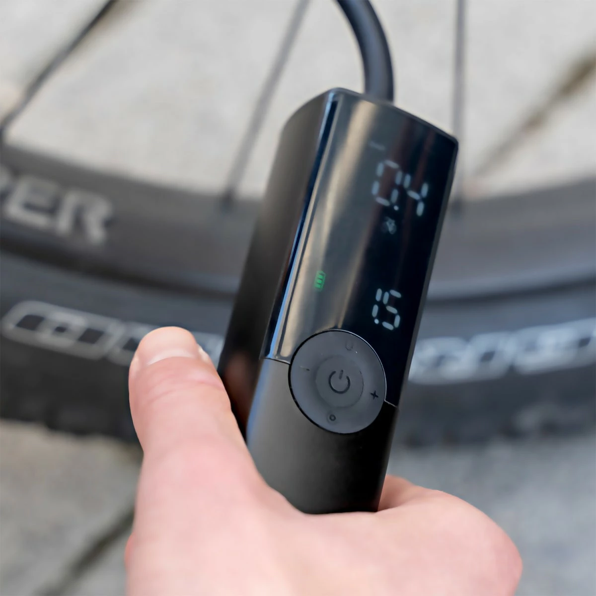 Prenosni polnilni zračni kompresor 4smarts 496456, univerzalen, 8 bar, 20 l/min, črn