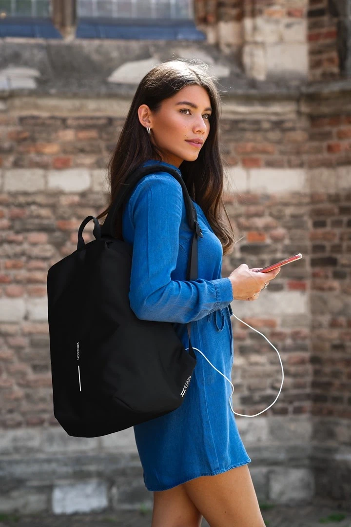 Nahrbtnik proti kraji XD Design, 15,6\", črn