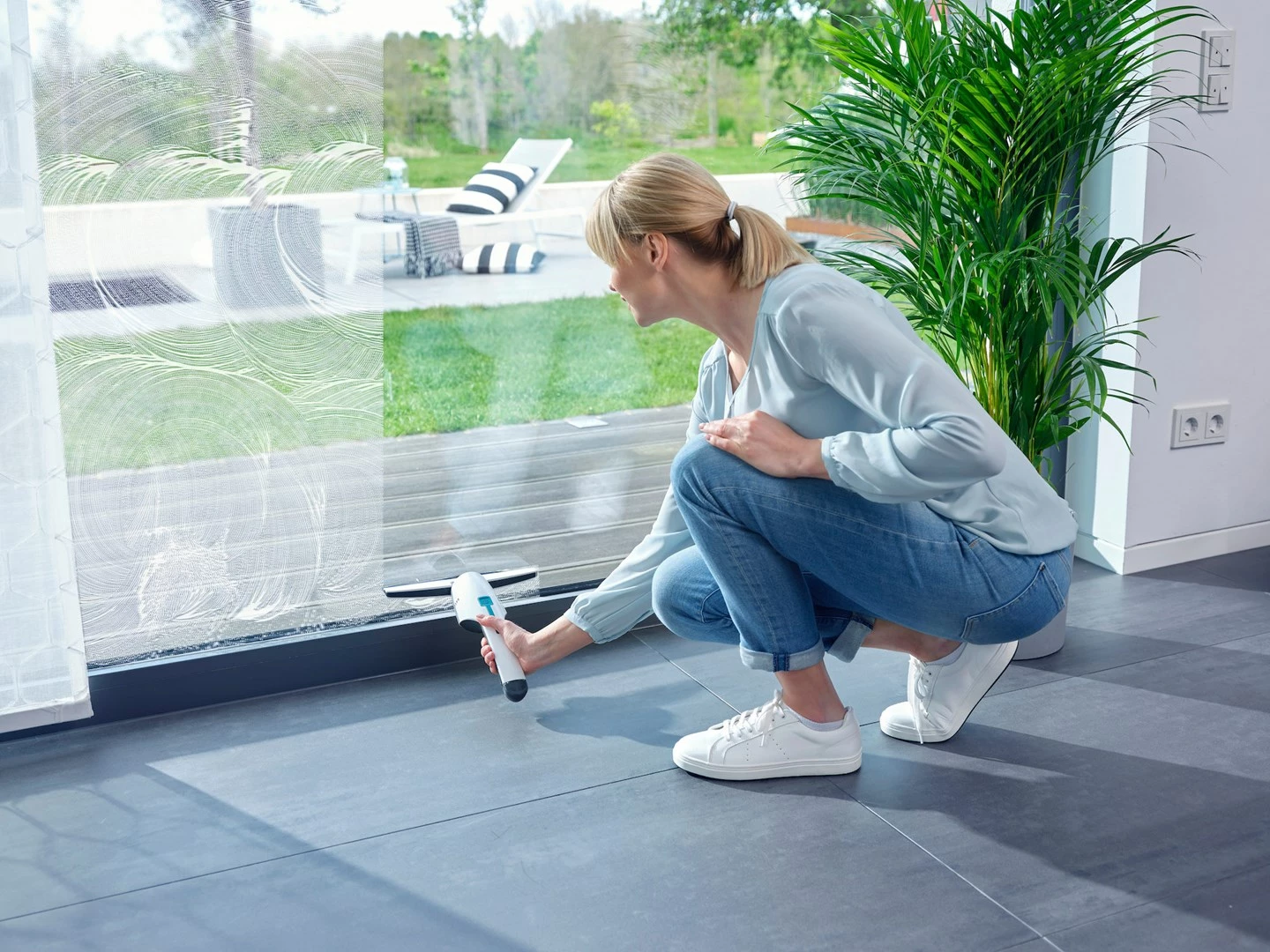 Električni čistilec oken LEIFHEIT 51035, 45 min, črn/moder/bel Električni čistilec oken LEIFHEIT 51035, 45 min, črn/moder/bel