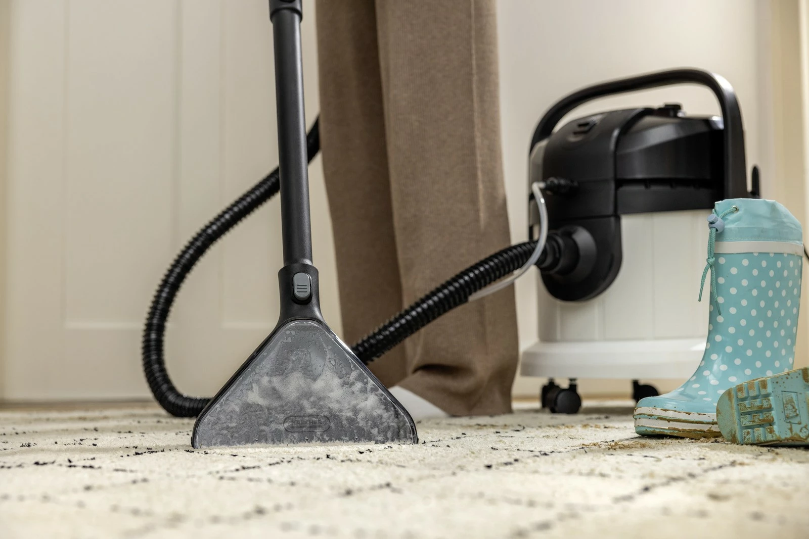Pometalnik za mokro in suho čiščenje Karcher SE 4, 4L, 1000W, črno/bel, z dodatki