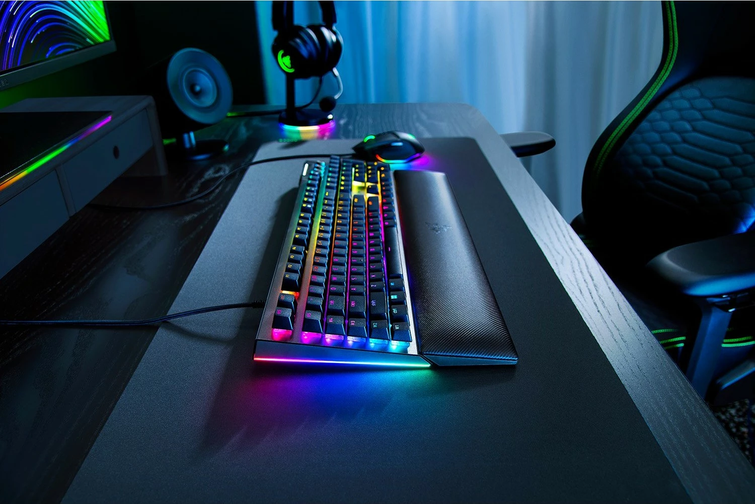 Mehanska tipkovnica Razer BlackWidow V4, Green Switch, RGB, polna velikost, QWERTY, črna