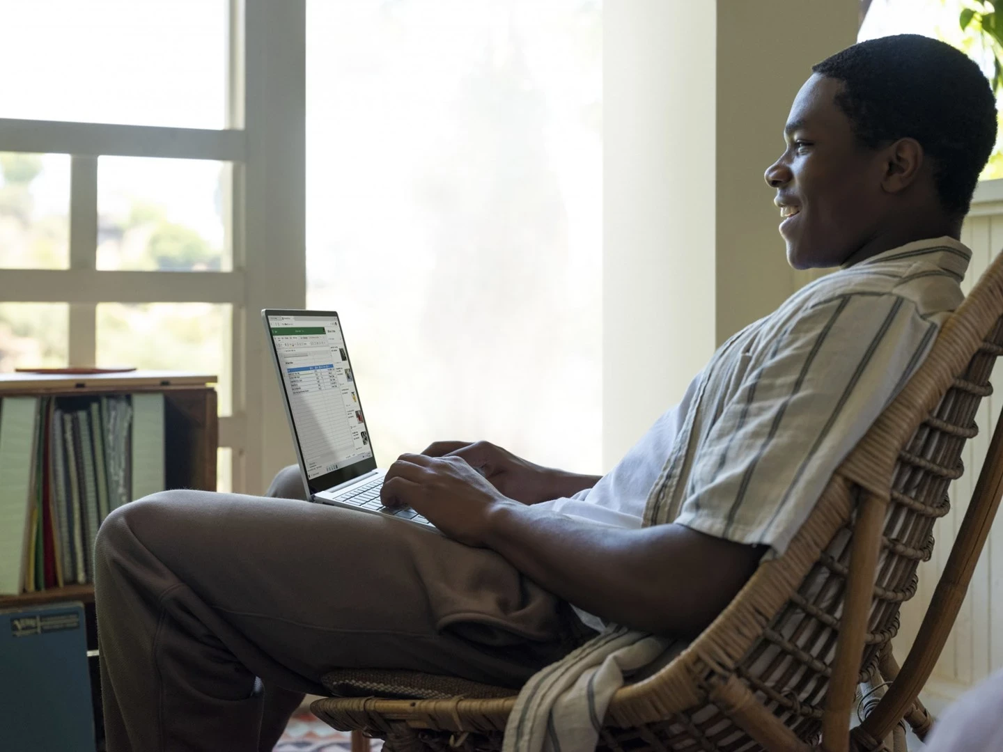 Kompakten prenosnik 12,4" Intel Core i5, 8 GB RAM, 256 GB SSD, Intel UHD Graphics, Microsoft Surface Go, bel