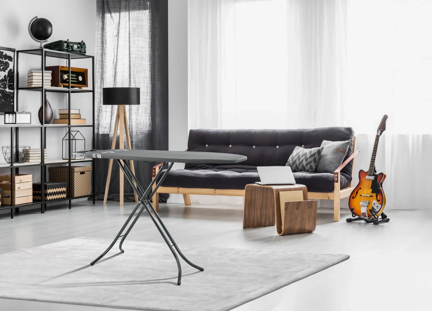 Tavelnik za likanje LEIFHEIT Classic M, črn