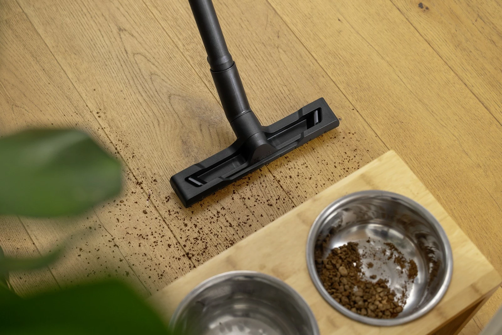 Pometalnik za mokro in suho čiščenje Karcher SE 4, 4L, 1000W, črno/bel, z dodatki