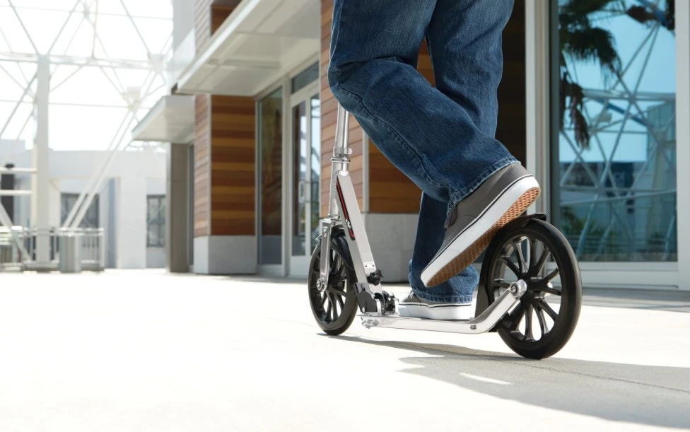 Trotinet Razor A6, 22,6", bel