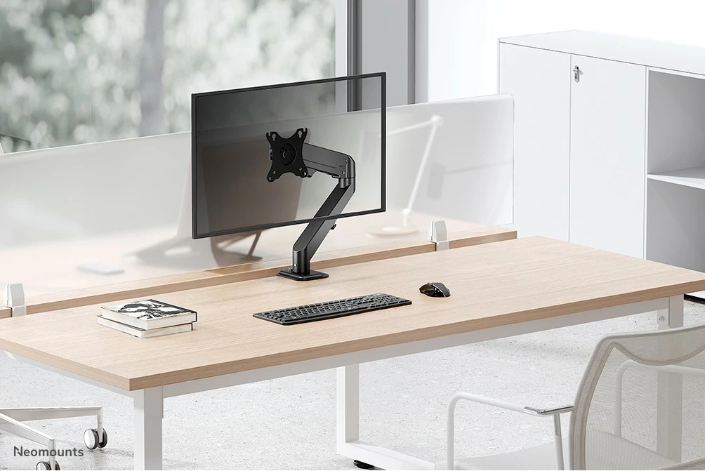 Nastavljiv kroglični nosilec za monitor z gasnim vzmetjo Neomounts DS70-700BL1, 17–27 inčev, s sponko, črn Nastavljiv kroglični nosilec za monitor z gasnim vzmetjo Neomounts DS70-700BL1, 17–27 inčev, s sponko, črn